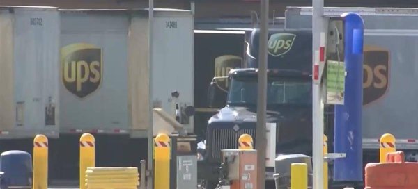 个人炒股配资 受关税政策冲击，美国物流巨头宣布大规模裁员